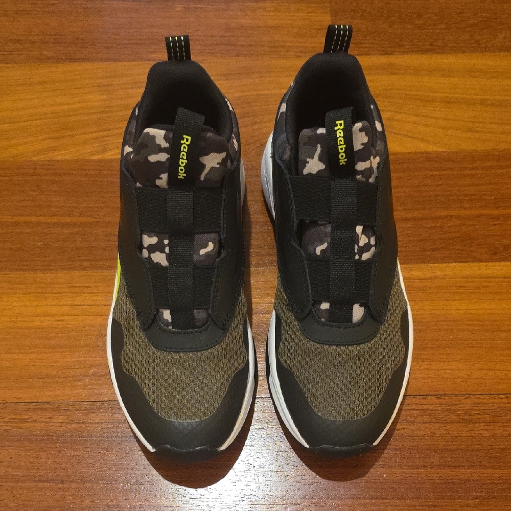 Reebok Boys Like New Black/Green Size 5.5 XT Sprinter Slip-on Sneakers